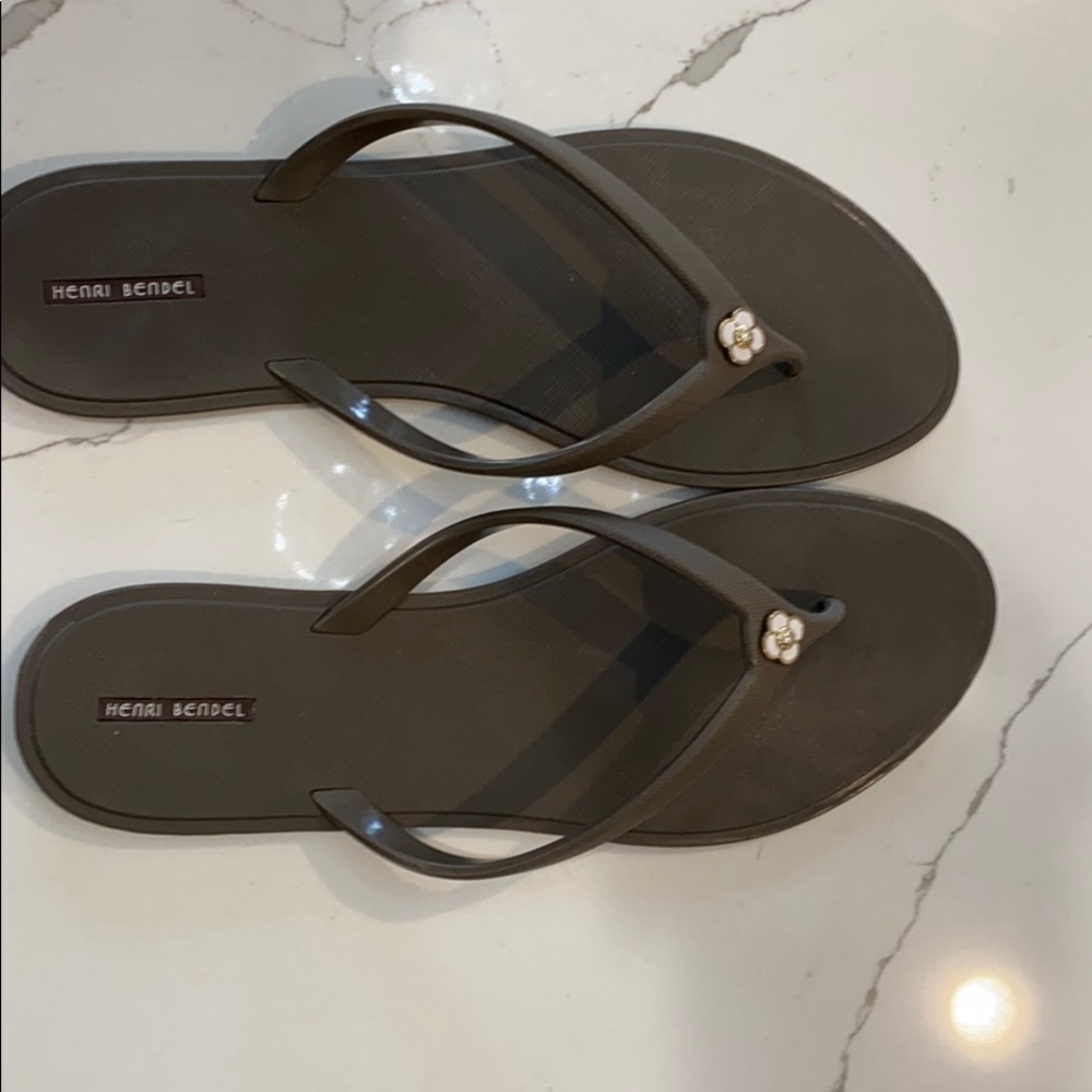 Henri Bendel flip flops